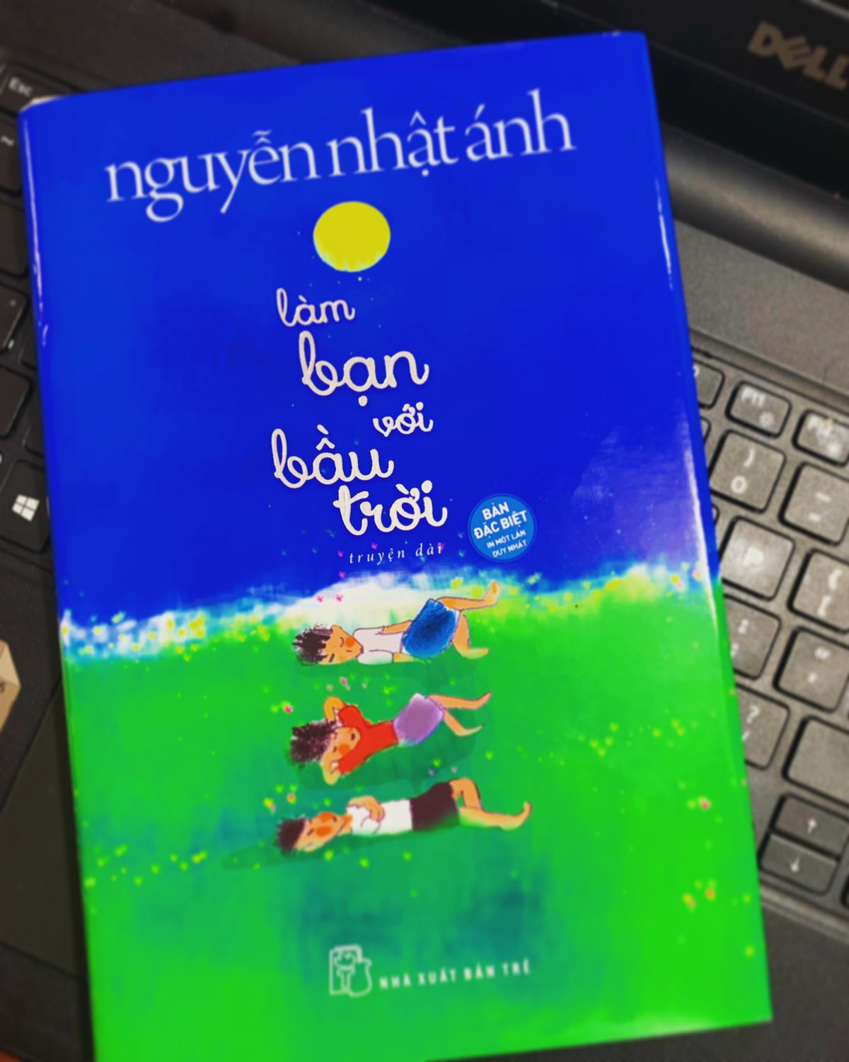 Sách của bác Ánh thì hay miễn bàn rồi ạ , nhẹ nhàng , tinh tế mà đầy ý nghĩa sâu sắc và nhân văn . Cho mình xin trính một đoạn mà bản thân yêu thích trong cuốn sách : 
" Bao giờ cũng nhìn thấy may mắn trong một hoàn cảnh không may mắn , bao giờ cũng tươi vui trong một số phận kém tươi vui bao giờ cũng đối xử tốt với cuộc đời mặc dù không phải lúc nào cuộc đời cũng đối xử tốt với mình - những phẩm chất đó có lẽ chỉ có ở thằng Tèo , đứa bé xem việc làm bạn với bầu trời cao xanh và khoáng đạt là niềm vui lớn lao . Lớn lao hơn nhiều so với những mất mát của bản thân mình . Thiên thần nhỏ đã ở lại với thị trấn Mặt Trăng và không ngừng làm tôi ngạc nhiên . Và tôi biết tại sao tâm hồn tôi dần đẹp lên mỗi ngày "