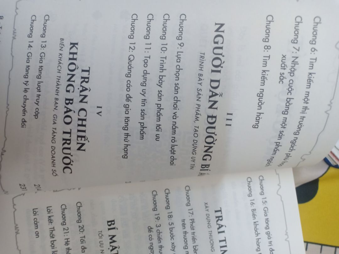 Quả thật, sản phẩm nào cũng anh Phong cũng chất lượng các bạn ạ! Về khâu vận chuyển thì phải nói là bao nhanh luôn, đúng không phụ lòng các độc giả như mình luôn háo hức được cầm trên tay quyển sách mới ra lò của anh ấy!😀😀😀. Về cách trình bày khá đẹp mắt, cũng như nội dung rất hấp dẫn lôi cuốn bạn đọc từ trang đầu đến trang cuối. Quyển khởi đầu bằng ba bài học quý báu và kết thúc bài học thứ ba. (bài học 1: nếu ko có kinh nghiệm thì hãy bắt đầu thật nhỏ; bài học 2: thành công ko bao giờ là mãi mãi, đừng ngủ quên trên chiến thắng!; bài học 3: hãy tập trung vào sản phẩm)
