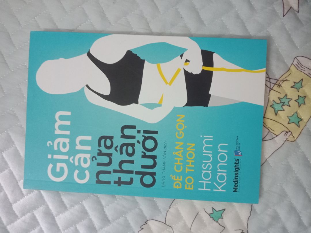Về hình dáng bên ngoài nó nhỏ gọn nhưng khi nhận hàng góc sách đã bị bẩn dính mực. 
Về phần nội dung đây là một cuốn sách nói về chuyện ăn kiêng khác với các chế độ ăn khác, nó khá hay và chi tiết đây là một chế độ ăn kiêng mà không hẳn là kiêng bởi nó không phải kiêng quá nhiều thứ. Về hình dáng bên ngoài nó nhỏ gọn nhưng khi nhận hàng góc sách đã bị bẩn dính mực. 
Về phần nội dung đây là một cuốn sách nói về chuyện ăn kiêng khác với các chế độ ăn khác, nó khá hay và chi tiết đây là một chế độ ăn kiêng mà không hẳn là kiêng bởi nó không phải kiêng quá nhiều thứ.