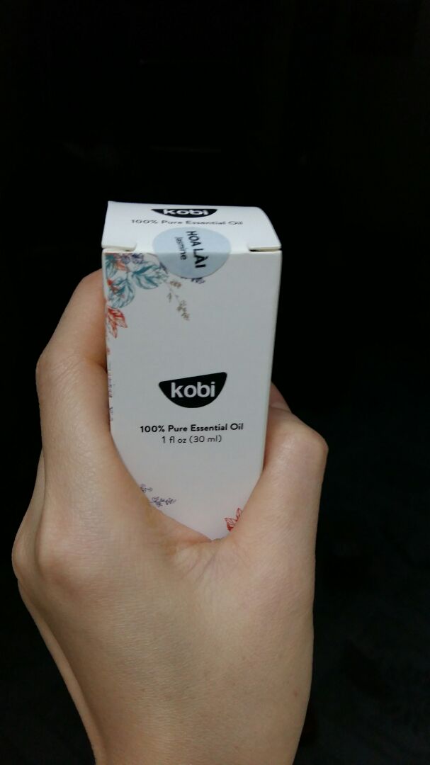 Đã mua hàng của Kobi lần thứ n rồi nên rất yên tâm về chất lượng. Mua trên Tiki nên càng yên tâm hơn! Hương sả chanh rất thơm, hương quế thì chưa dùng nhưng chắc chất lượng cũng okla thôi! 😊. Điểm trừ là hộp đựng bị móp méo, bên trong hộp bọc khá sơ sài, kèm theo sản phẩm có thiệp cảm ơn của Kobi.
Tiki giao hàng thần tốc. Mới sáng sớm vẫn báo giao vào thứ 2 mà trưa trưa đã có hàng.  Anh ship nhiệt tình, nhưng có lẽ do vận chuyển nên hộp bị móp méo. May mà không ảnh hưởng tới lọ đựng. Mọi người nên mua nha!