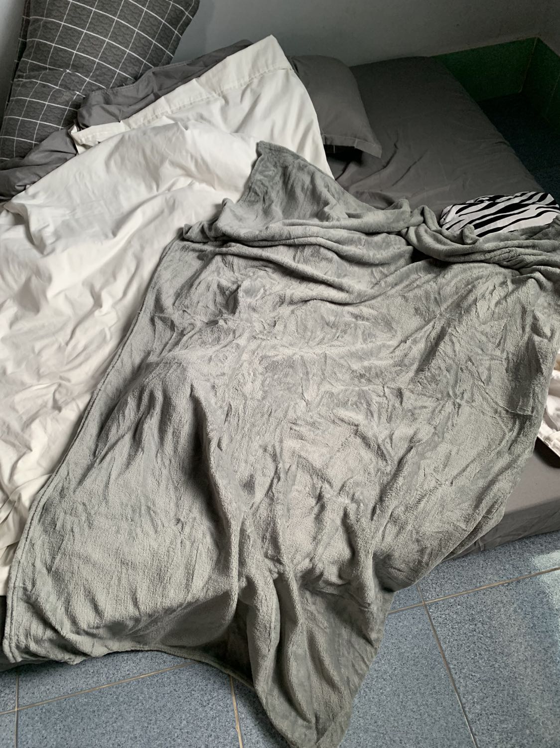 Giao hàng hơi lâuuuuuu 1 tuần hơn mới có hàng. Chất lượng sản phẩm thì best nha. Ở trong có dây kéo để lấy bông ra khi giặt nữa. Đáng đồng tiền bác gạo ạ