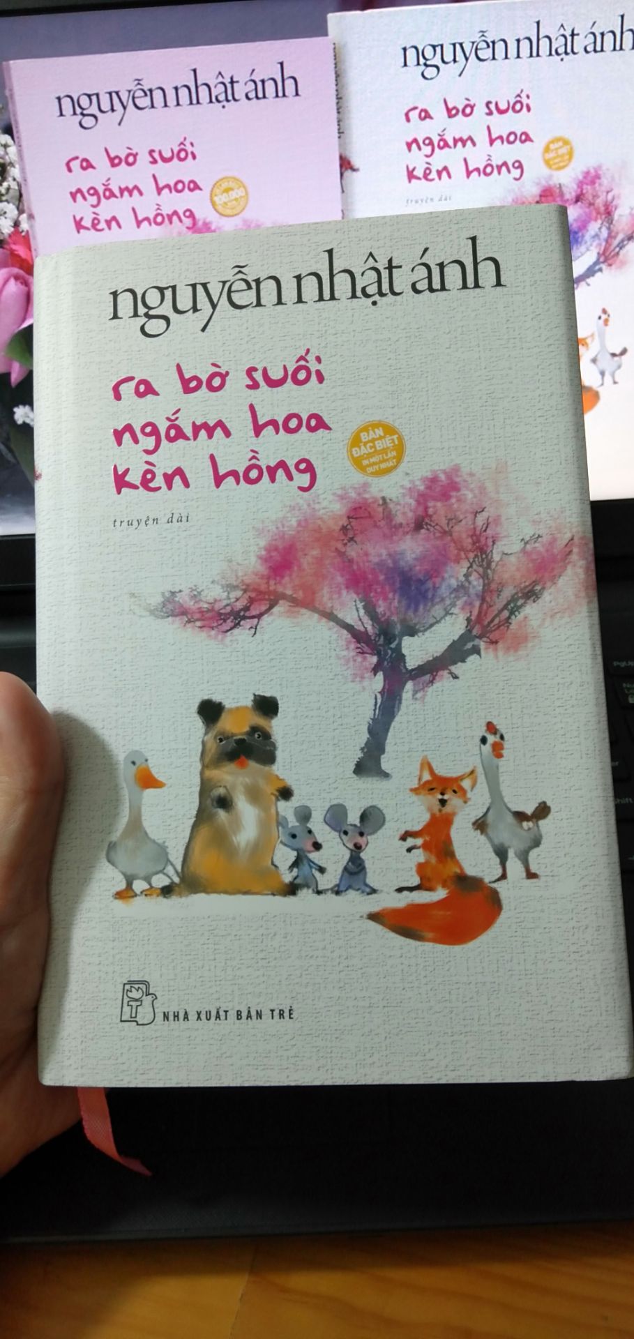 Tuyệt vời, sách được shop gói rất kỹ luôn nè. Mua quyển bìa cứng này còn được tặng thêm 01 thiệp trái tim, 01 bookmark in 2 mặt và thêm quyển sách khổ nhỏ "Út Quyên và Tôi" nữa. Quá đã!!!