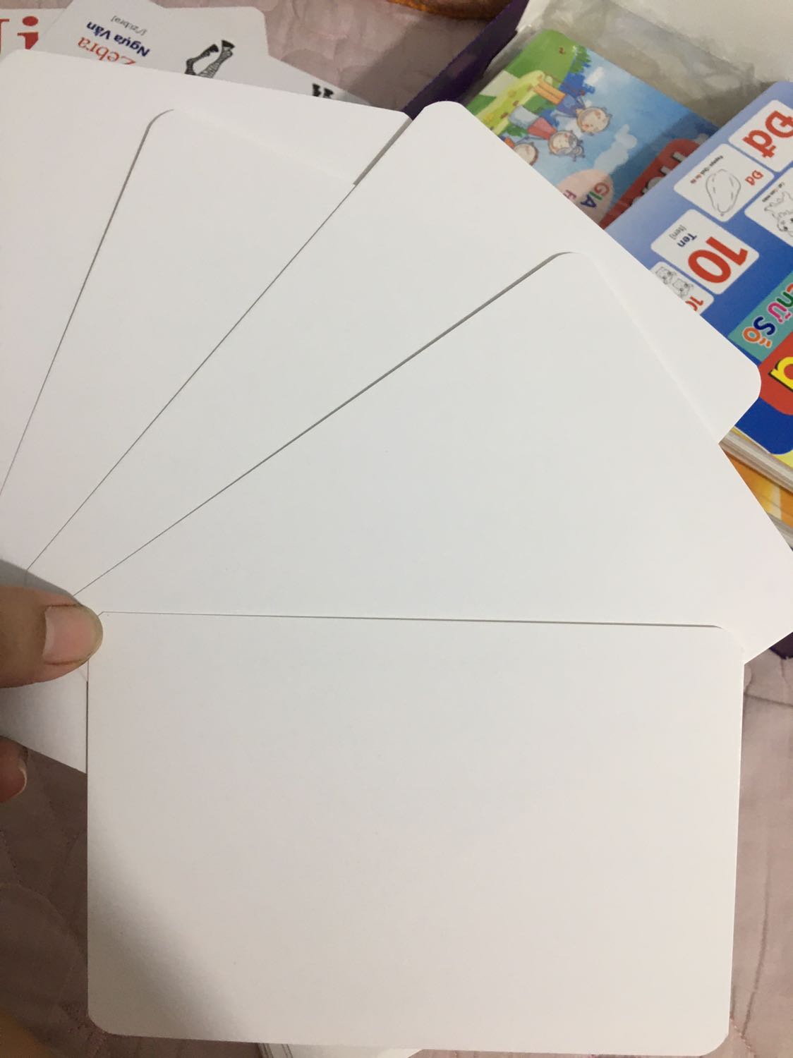 Thẻ cứng cáp, hình ảnh in khá rõ nét. Tuy nhiên chủ đề gia đình mình thấy khá trừu tượng, xong lại minh hoạ bằng hình hoạt hình các bộ phận cơ thể. Bé nhỏ ko thể hình dung ra được.
Bộ thẻ số in bị thiếu số 8 và bị thừa 1 số thẻ trắng.
Nói chung với giá tiền thì tạm chấp nhận được.