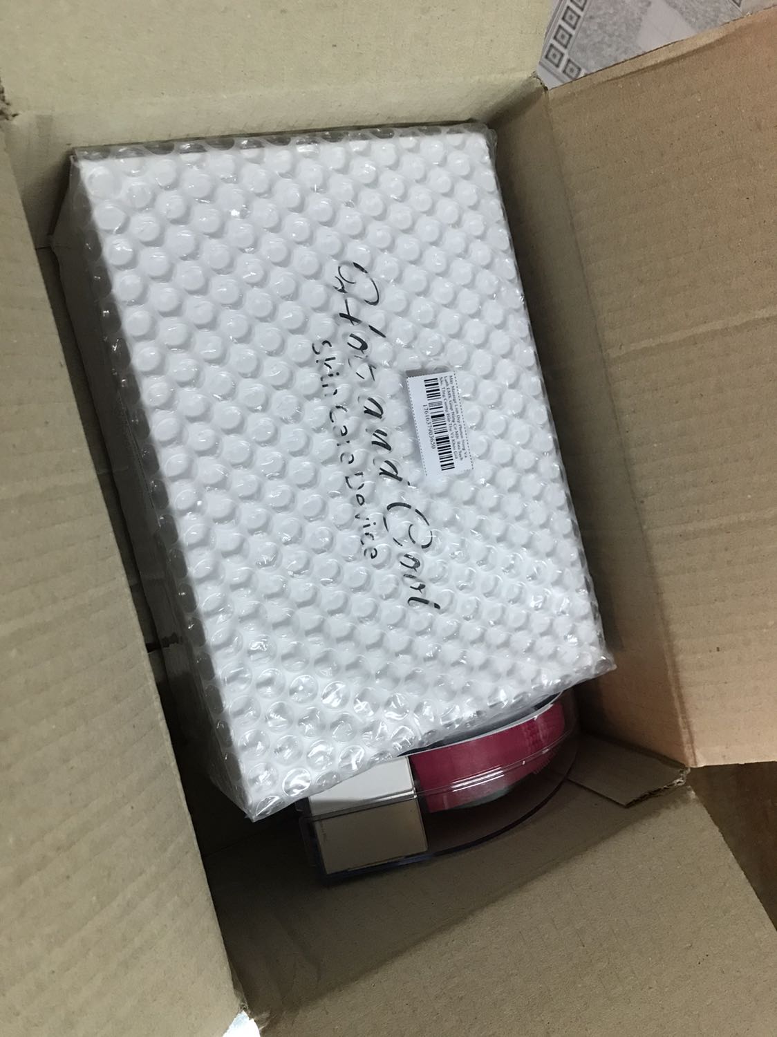 Chưa cần biết sử dụng lâu dài có giúp cải thiện làn da hay không, nhưng cách Tiki đóng gói, giao hàng và cách Shop chăm sóc khách hàng thông qua bảng Hướng dẫn sử dụng là đã thấy ưng hết sức rồi.
Lần đầu sử dụng nên có phần hơi hoang mang, phân vân nhưng nhờ Bảng HDSD của Shop mà thấy đỡ “hai lúa” lắm luôn.
Sản phẩm đẹp, cầm mướt tay.
Cám ơn Tiki và shop Beauty Channel nhé.