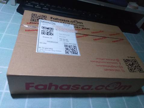 sách của fahasa thì khỏi phải bàn rồi, chất lượng rất tốt. Đơn mình mua hộp giao đến vẫn y nguyên ko bị móp méo gì, giá cả lại rất rẻ (rẻ hơn những shop khác rất nhiều nha, mình đã đi tìm cuốn này từ *** đến tikki thì thấy chỗ này là ngon bổ rẻ nhất đó) hơi buồn vì ko có seal thay vào đó là shop đã dùng bao nilong và bao lại cho mình. thấy sách này đc review khá hay nên mình mua về để đọc xem như thế nào khà khà. nên mấy bạn nếu thích hoặc tò mò về cuốn này thì có thể mua thử về đọc sao nhé.( à quên hình như sách ko cho bookmark thì phải tại mình chả thấy nó đâu huhu)