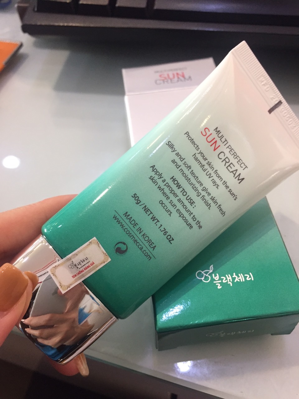 Sau khi thẩm 7749 loại kcn phù hợp với làn da bị kích ứng và lên mụn, thì loại này vẫn hợp nhất, chất kem không bết dính hay gây bí, được cái có tế bào gốc nên lúc bôi kcn lên tạo được hiệu ứng da hơi căng căng trông khá thích, nói chung là loại kcn này chất lượng so với tầm gi