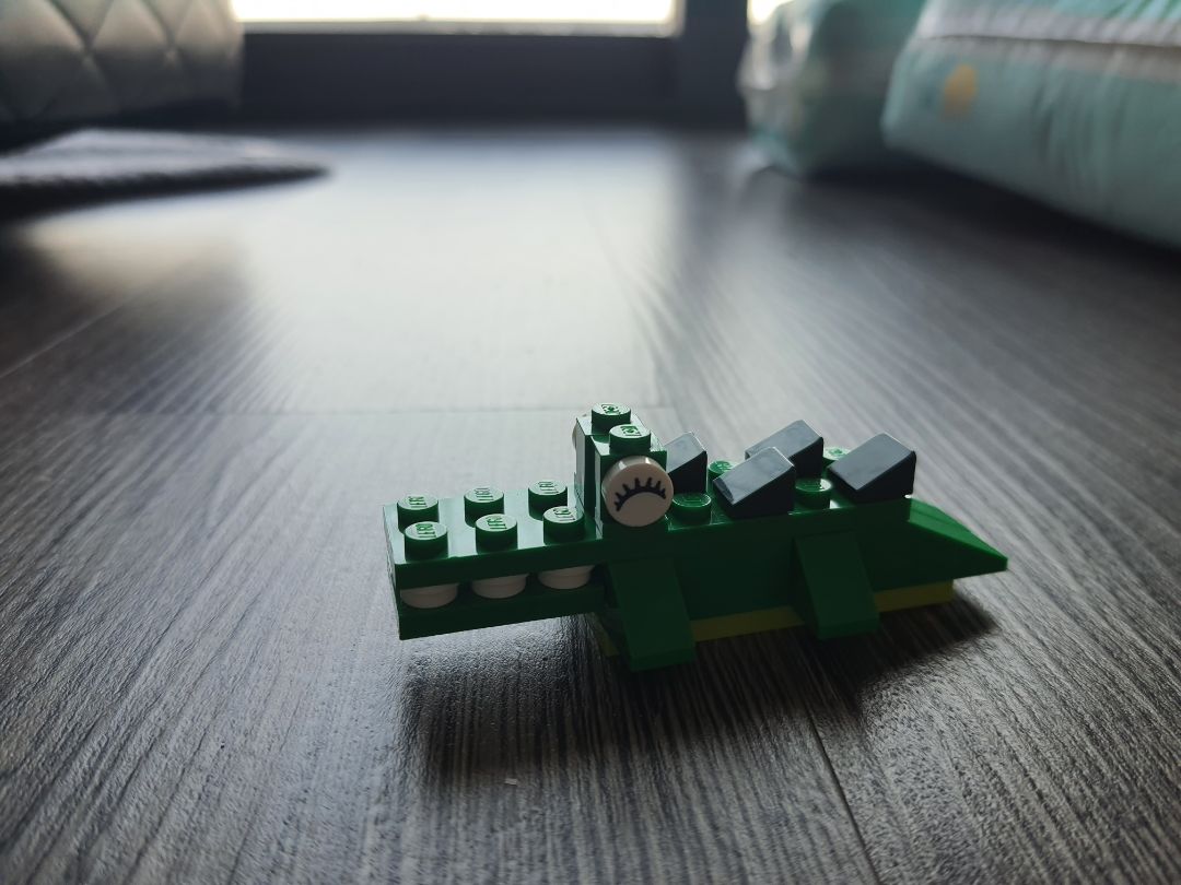 Shop gói hàng chắc chắn. có chống sốc.
Nhựa đẹp, cứng cáp, tinh xảo.
Các chi tiết bé. theo mình phù hợp với các bạn 4t trở lên vì cần phải quan sát, sự khéo léo, tỉ mỉ mới ghép dc. 
Bạn 3t nhà mình chưa biết ghép theo hình mẫu của sách. Ở nhà cũng chơi Puzzle 4 5 6 mảnh các con vật, các phương tiện giao thông thì ghép tốt chứ bộ này chi tiết bé ghép linh tinh dc cái nào thì dc thôi haha.