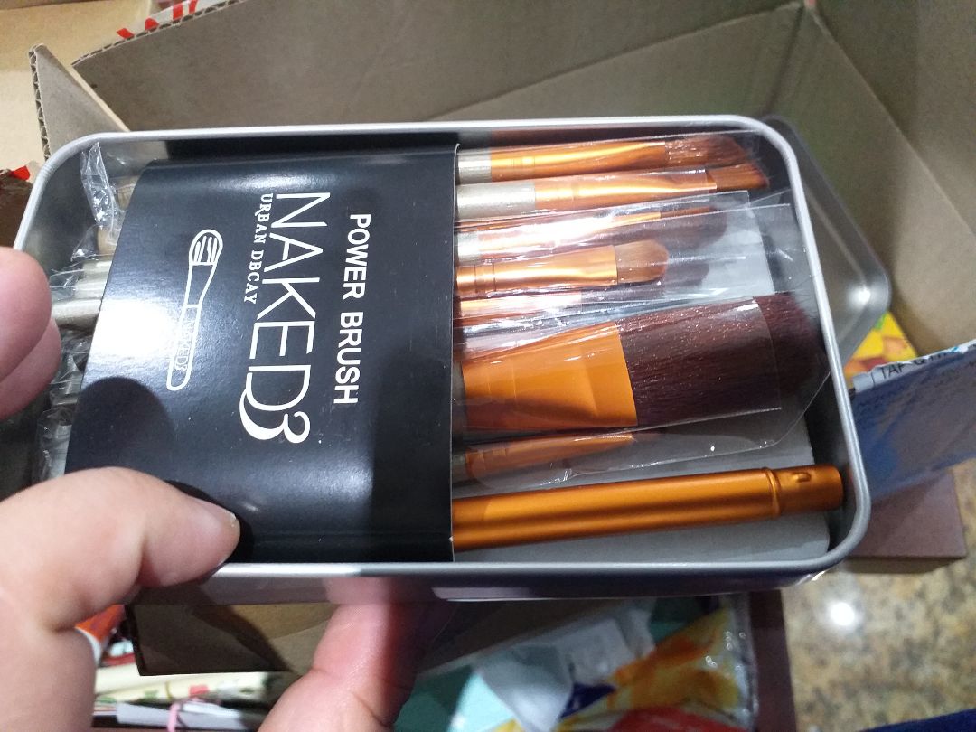 Đủ số cọ, chưa sử dụng ko biết ra sao mà nhìn cái hộp bị biến dạng mặc dù vẫn đóng nắp hộp lại được!