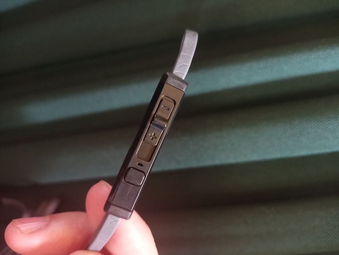 Đánh giá qua 12h sử dụng đầu tiên
•ship nhanh hơn dự tính 5*
• Phụ kiện đầy đủ (chưa dùng thử) 
• đóng gói có bọc thêm lớp bóng bên ngoài hộp rất sạch ok. 

★chất lượng âm thanh:
+ Bass to,  ai thích bass đùng đùng sẽ hợp. nhưng đổi lại bass to hơi lấn mất âm thanh/tiếng/giọng hát của những bài nhạc nhẹ, thư giản,  nhạc buồn.
+ Thành ra nếu tăng âm lượng để nghe rõ giọng/tiếng hát thì bass lại quá to tai,  còn để âm vừa nghe thì giọng/tiếng hát lại bị hơi nhỏ. 

- Tai nghe có thiết kế hơi dài nên đeo khi nằm gối ghiêng 1 bên (như khi ngủ chẳng hạn) sẽ khó mà được ,  bị cấn.