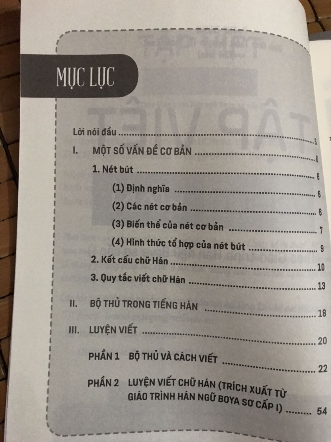 Sách in ấn đóng gáy cực xịn. Cá nhân mình là người mới bắt đầu thì cực thích cuốn tặng kèm vì dạy viết rất chi tiết và dễ hiểu.