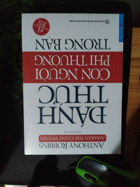 Sách bìa đẹp, nhưng chất lượng chưa phải quá cao cấp về độ bóng trơn có thể để lâu dài được. Nhưng sờ vào cũng rất thoải mái, không thô và ảnh hưởng đến tay khi đọc. 👍👍