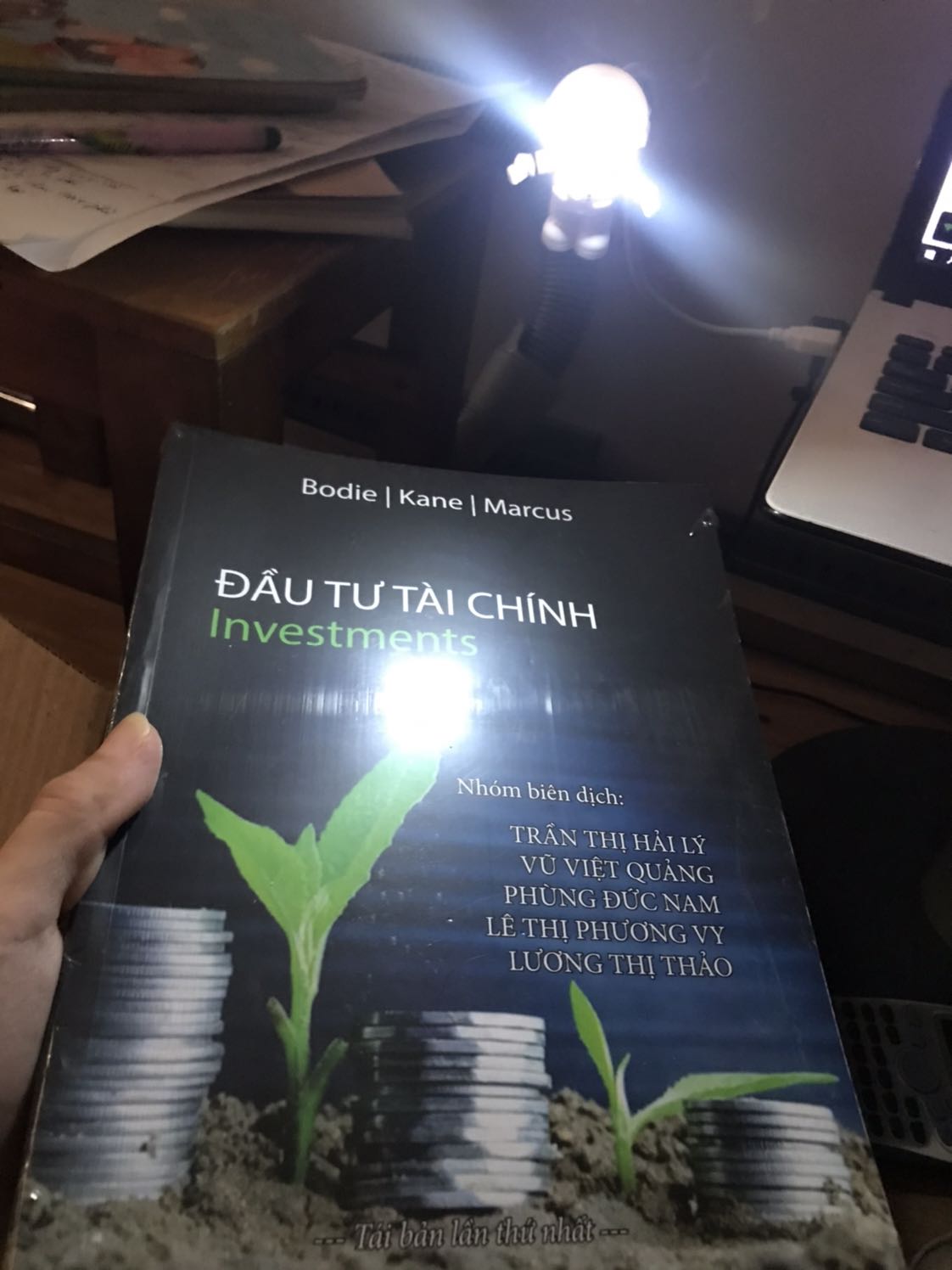 Đầu tiên cảm ơn đơn shiper cũng như đội ngủ tiki đã giao hàng rất đúng thời gian! Mình chỉ mới đặt hôm 1/11 mà tới 3/11 đã nhận được, còn thái độ với tác phong giao hàng bên tiki thì không còn gì bàn nữa ạ. Về phía nhà cung cấp FinFin thì đã tạo điều kiện cung cấp sách này lại cho đọc giả, điều này mình đã đợi chờ từ lâu, nay trên tay mình đã chính thức được cầm cuốn sách này, không còn gì tuyệt hơn. Về cách đóng gói thì mình nghĩ FinFin đã làm rất tốt-kỹ và cẩn thận, cách đóng gói thì mn có thể xem dưới hình. Về nội dung thì mình được biết tới từ rất nhiều người nổi tiếng về lĩnh vực tài chính giới thiệu, nên chắc nội dung thì mình cần thời gian để tìm hiểu và xác thực. Cuối cùng thì cảm ơn đội ngũ Tiki cùng với nhà cung cấp FinFin một lần nữa.
