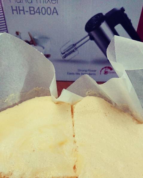 Sáng nhận hàng, chiều làm liền cái cheesecake để lấy cảm hứng review máy đánh trứng Hafele. Mình yêu Hafele 9 (máy xịn của Đức, nhập từ Hongkong, chạy êm ru rù rù) thì yêu Tiki 10 (sale đúng đợt chung cư bị phong tỏa 21 ngày tròn, nhờ mong ngóng Tiki giao hàng mà quyết tâm chiến đấu với Covid & sống sót đến hôm nay). Mình yêu cả Sài Gòn thân thương đang oằn mình chống dịch, cả Đảng và chính quyền đã chăm lo những bữa cơm no đủ cho bà con, yêu lắm cuộc đời này...