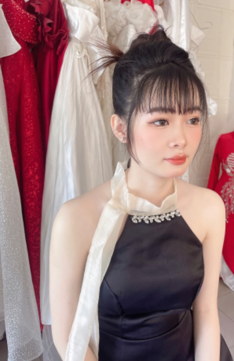 Kính mỏng nhẹ, đeo rất thoải mái nha. Cận loạn có thể đeo luôn, nhưng nên nhắn tin cho shop để được tư vấn cụ thể hơn nha😍