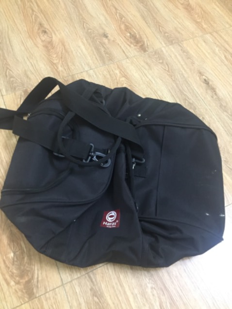 túi du lịch to, đựng được đồ 3-5 ngày
khoá kéo ổn
Nhưng quai đeo nhỏ, mảnh, gây đau lưng và vai khi đeo chéo.