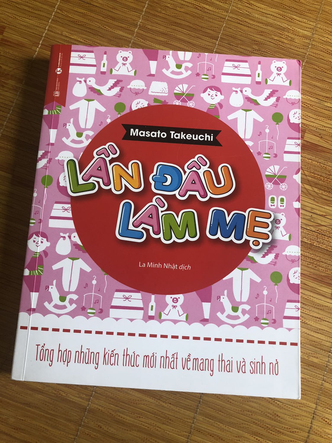 Cuốn sách gồm 8 phần chính, có in màu đánh dấu ở lề phải nên rất tiện lợi khi tìm kiếm thông tin. Nội dung cụ thể, chi tiết và vô cùng bổ ích cho các bạn nữ còn lóng ngóng, lơ ngơ như mình khi chuẩn bị "lần đầu làm mẹ". Sách được minh hoạ bởi những hình ảnh dễ thương, gần gũi, dễ theo dõi. Giao hàng nhanh, giá tiền hợp lý (thấp hơn giá bìa), rẻ so với giá trị sách mang lại. Cuốn sách đáng mua!

*Sách do người Nhật viết nên một số nội dung về trợ cấp sau sinh sẽ chỉ mang tính tham khảo, mẹ bầu nên tự tìm hiểu thêm những chính sách hỗ trợ của người Việt.