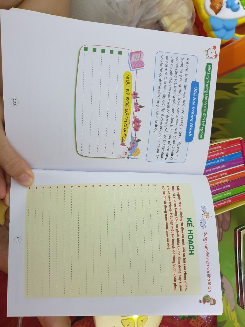 Bộ sách gồm 10 quyển với 10 chủ đề khác nhau.Cách viết của mỗi quyển là những câu chuyện ngắn chứa đựng những thông điệp của chủ đề đó, sau mỗi câu chuyện là sự đúc kết qua" Bài học trưởng thành". Vì vậy, việc đọc sách khá thú vị, ko giáo điều, sáo rỗng, dễ hiểu, dễ cảm.Và tác giả có thêm mục "Nhật ký đọc sách của tôi" để trẻ có thể ghi những cảm nghĩ của mình.Điều đó thật sự rất hay.
Các ba mẹ nên mua bộ sách này cho con mình đọc