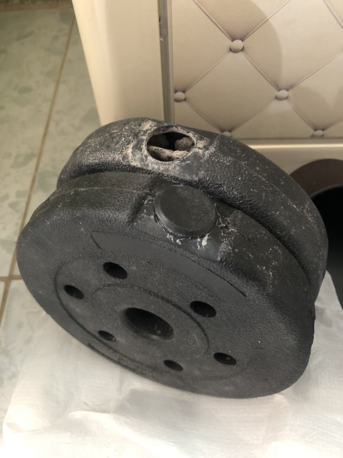 Trên hình thì rất sang nhưng mua về thì hơi bần nhé!
Chất lượng miếng tạ ko được tốt, có miếng bung nắp rớt đá ra ngoài (ko phải tạ đặc), tập mà để mạnh tay có thể vỡ.
Vì hàng rất nặng nên ko đổi trả mắc công.
Nhà sản xuất/nhà bán nên cải tiến chất lượng nhé! Với giá bán bộ 30kg lên đến 990k (khuyến mãi còn 567k) thì chưa xứng đáng với chất lượng.