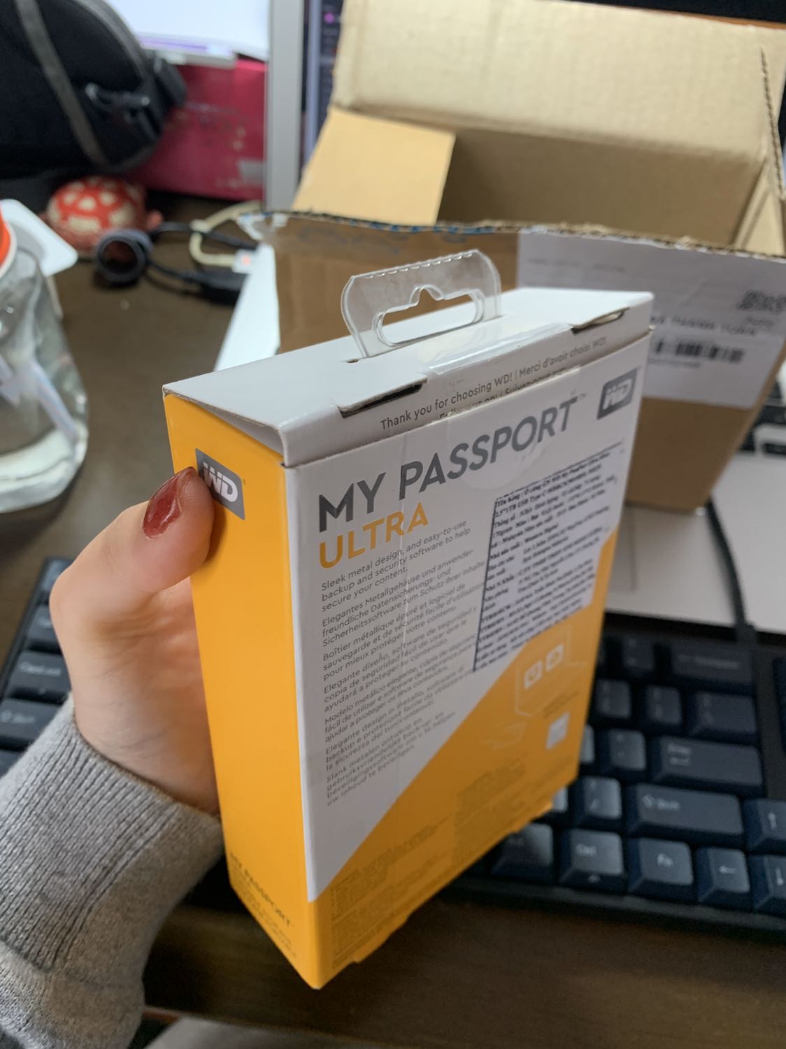 Ổ cứng chính hãng, giao hàng nhanh và nhân viên tư vấn phục vụ tận tình. 

Tuy nhiên, sản phẩm nên ghi luôn trên mạng là đã mở ra để dán tem bảo hành để khỏi tốn thời gian mình thắc mắc với bên tư vấn. Giảm một sao cho việc gây hoang mang về sản phẩm đã bị bóc và tốn thời gian mình hỏi bên tư vấn. 

Thời hạn bảo hành cũng cần ghi rõ hơn. Tiki tư vấn hôm nay có nói là hạn bảo hành 36 tháng kể từ ngày nhận hàng. Các bạn vào lịch sử mua hàng để chứng minh ngày nhận hàng nếu cần bảo hành. Bảo hành có người đến nhà bếch đồ đi sửa cho các bạn.