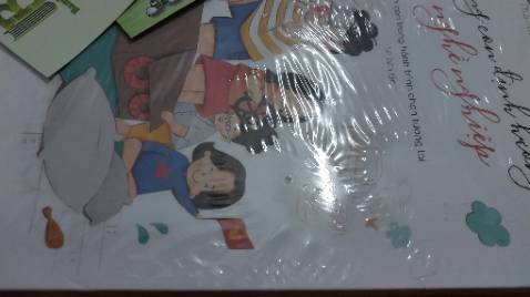 Sao bìa không giống trên spham v shopp?