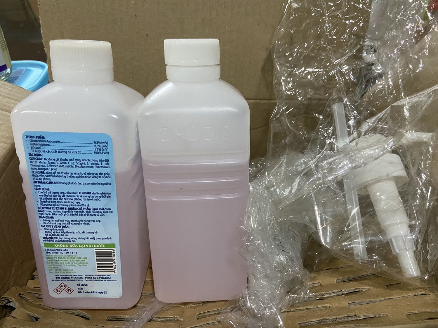 Đóng hàng giao mấy chai nước xịt khuẩn mà để nằm ngang, lúc nhận được chai nào cũng bị đổ nước còn nhiêu đây