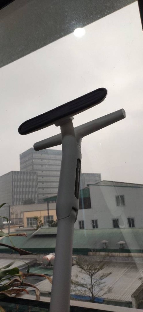 Cây này gạt kính cực khô luôn, khi gạt kính thì nước sẽ chảy vào bình thu nước hết nên không phải lo nước chảy xuống sàn nhà nha. Shop rep tn cũng rất nhiệt tình luôn nha