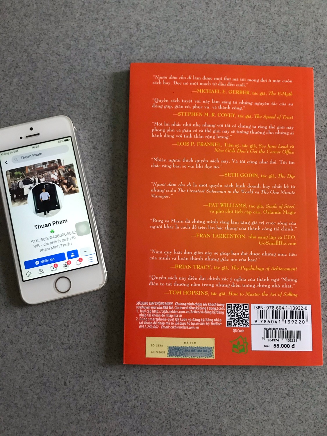 Cuốn sách nhỏ gọn, tuy chia ra nhiều chương nhưng thật chất là 1 câu chuyện. Điểm đặc biệt là bạn phải đọc đến cuối cùng mới ngộ ra được ý nghĩa của cuốn sách, và điều này sẽ khiến bạn phải lật lại trang đầu đọc lại :))), cho tác giả 9đ
Mua sách tại Tiki luôn yên tâm về chất lượng, giao hàng cực kì nhanh, đóng gói cẩn thận. Quá tuyệt, xứng đáng hơn 5*