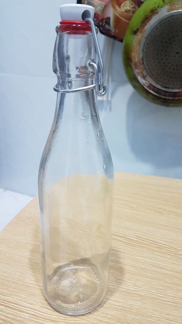 Nắp bình chắc chắn, không rỉ nước. Thủy tinh dày dặn, tuy không sang chảnh nhưng dùng thích hợp cho đựng sữa, đựng nước ép mang đi.