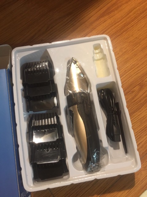 Nhìn chung là đẹp, nhỏ gọn, dễ sử dụng. Màn hình hiển thị lượng pin, tặng kèm khá nhiều phụ kiện chuyên dụng, lưỡi dao sắc bén nhưng ko sợ bị cứa vào da như các loại trước mình mua. Rất thích màu vàng gold này 👍🏻👍🏻👍🏻