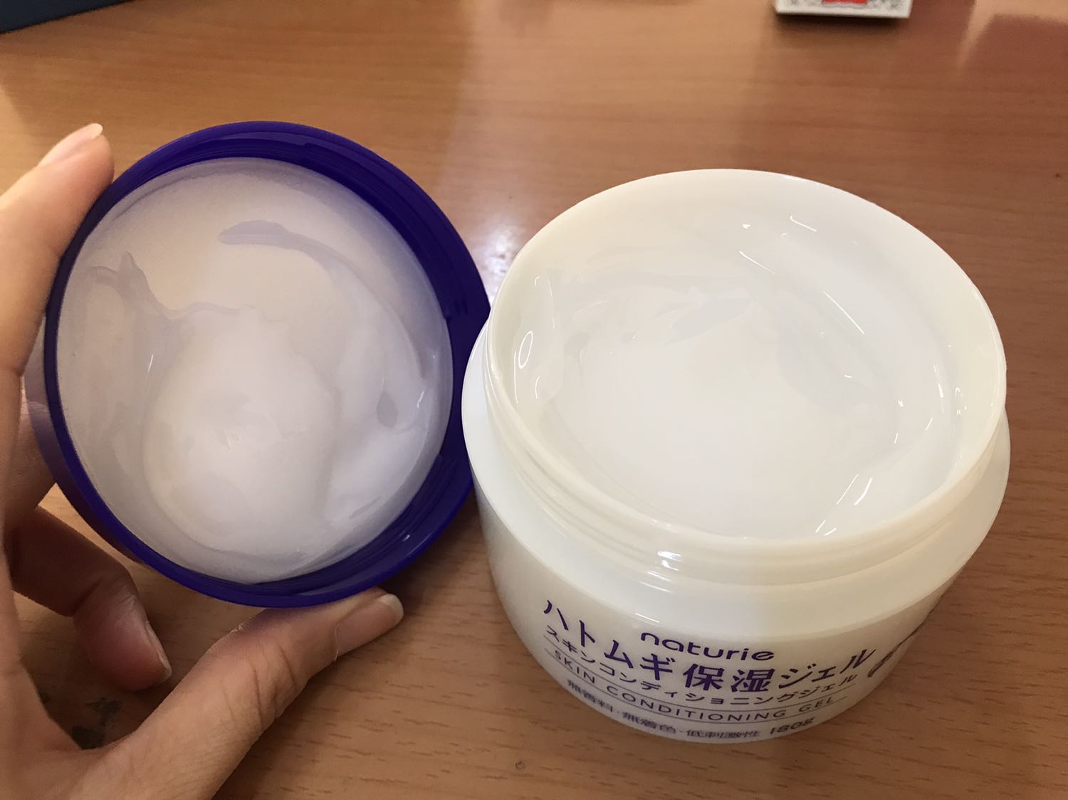 Mình mới biết kem này dạo gần đây, thấy không thịnh hành lắm ở Việt Nam, ít beauty blogger cho review nữa...nhưng bảng thành phần lành tính và phù hợp cho da dầu thì mình thấy an toàn, mình không biết check hàng auth, thấy các bạn mua trước bảo là check rồi, mình thấy Tiki Trading bán nữa nên cũng khá an tâm. Mình mới thử texture trên da tay thì thấy mát, thơm nhẹ, thấm nhanh, mình dùng kem chống nắng La Roche Posay, chưa thử apple lần lượt để xem lớp fisnish có bị vón cục, bệt không, kem chống nắng La Roche Posay dạng cream cho da dầu hay thế trên da mình lắm ?. 
Mùa đông thỉ chắc kem này thích hợp để dưỡng ẩm, không biết mùa hè thì thế nào. Hy vọng mình gắn bó được lâu dài với kem này.