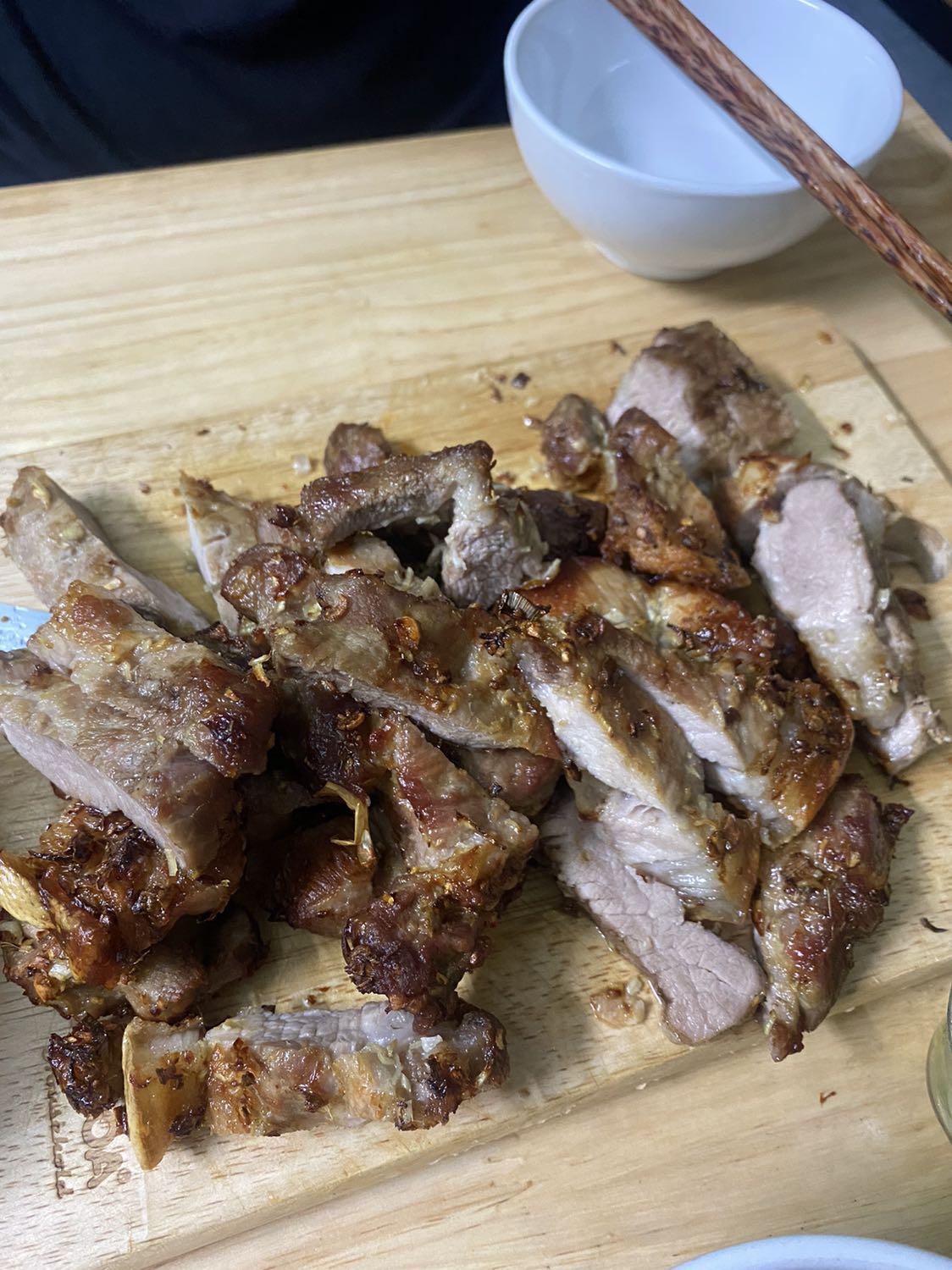 Nồi đẹp, to hơn bình nước 20l mng nha. Trước khi nấu mình làm theo đúng hướng dẫn của hãng: rửa bằng nước cho sạch, khô rồi bôi lớp cà phê sữa vào nồi, hit nhiệt nóng chút trong 5p (mình tự set 80 độ), xong đâu đấy rửa lại với nước rồi để khô. Sau dùng nướng thịt chả có mùi nhựa, sơn gì hết. Lúc nấu quạt gió kêu hơi to nhưng cũng chấp nhận đc. Mình nướng thịt như hình, set 200 độ 15 phút xong phải lật mặt và nướng thêm 10 phút nữa thì mặt dưới mới vàng mng nhé. Nồi này phải lặt mặt ý mới vàng 2 mặt được, k biết nồi các hãng khác thì sao. Thịt nướng xong ăn bì giòn, thịt vẫn ngọt ngon. Nói chung okela lắm ạ 👍