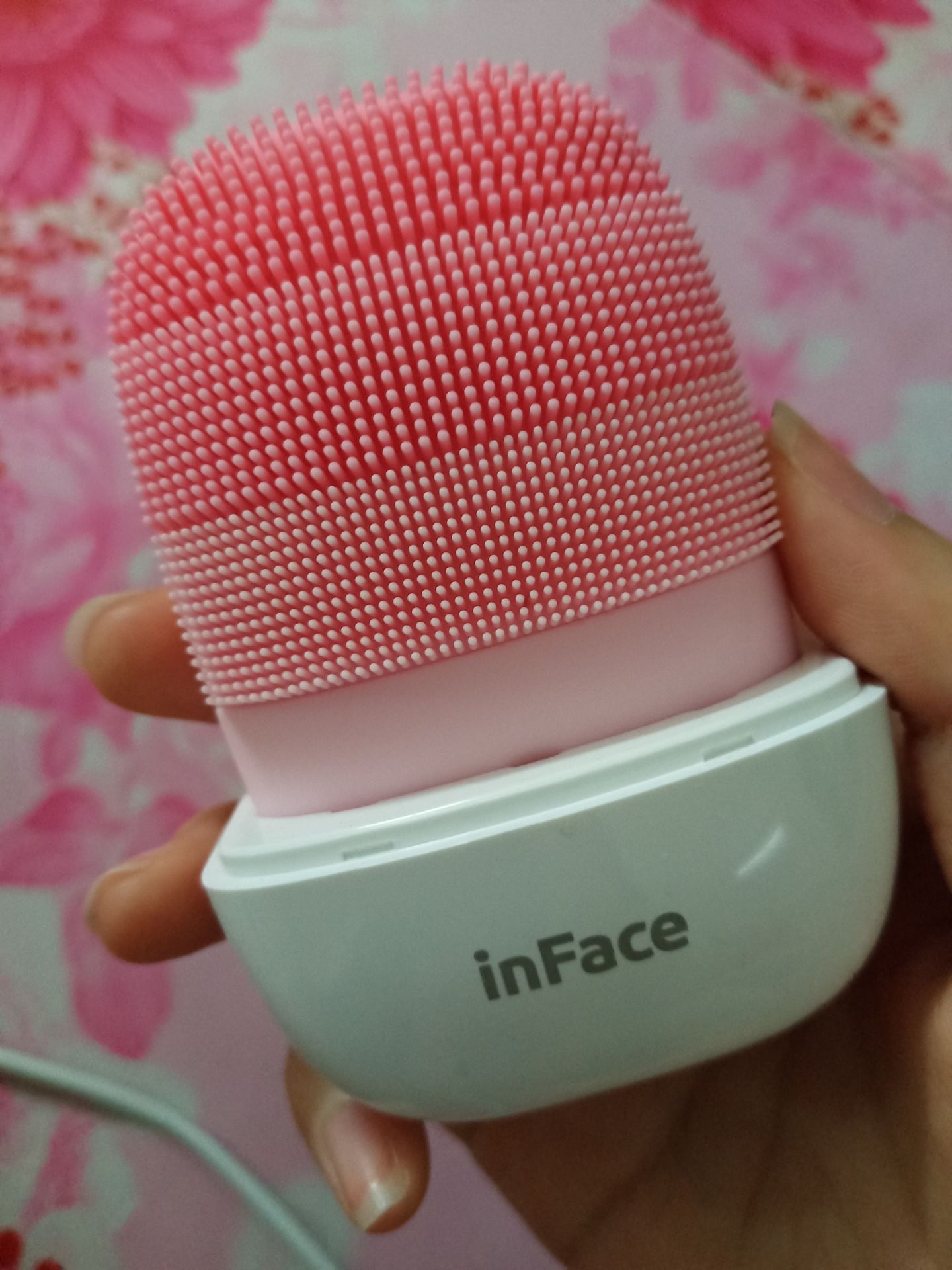 Mình mua ngay đợt sale 12/12 giá tốt mà từ lúc mình mua đến giờ sử dụng hơn 1 tháng chỉ sạc 1 lần duy nhất lúc mới mua luôn, không ngờ pin xài lâu vậy, dù 1 ngày mình sử dụng tầm 2 lần, cách 2 ngày thì mình tẩy tế bào chết với đắp mặt nạ cũng dùng máy để massage mặt luôn.