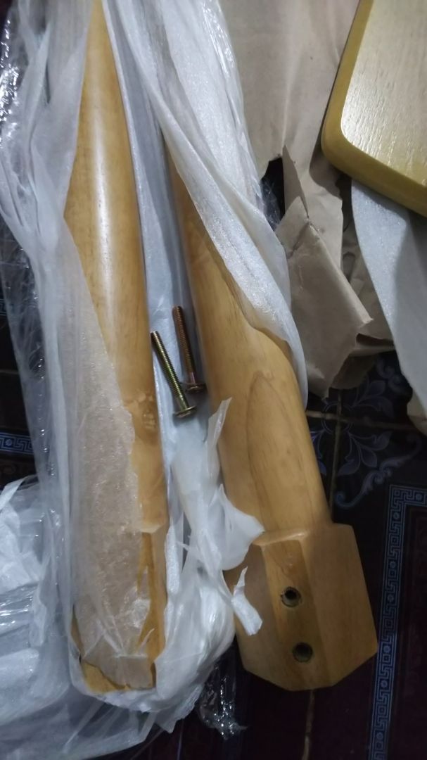 sp màu vàng như hình, đóng gói cẩn thận, giao hàng nhanh, gỗ chắc chắn ưng 100% 22/10/2021