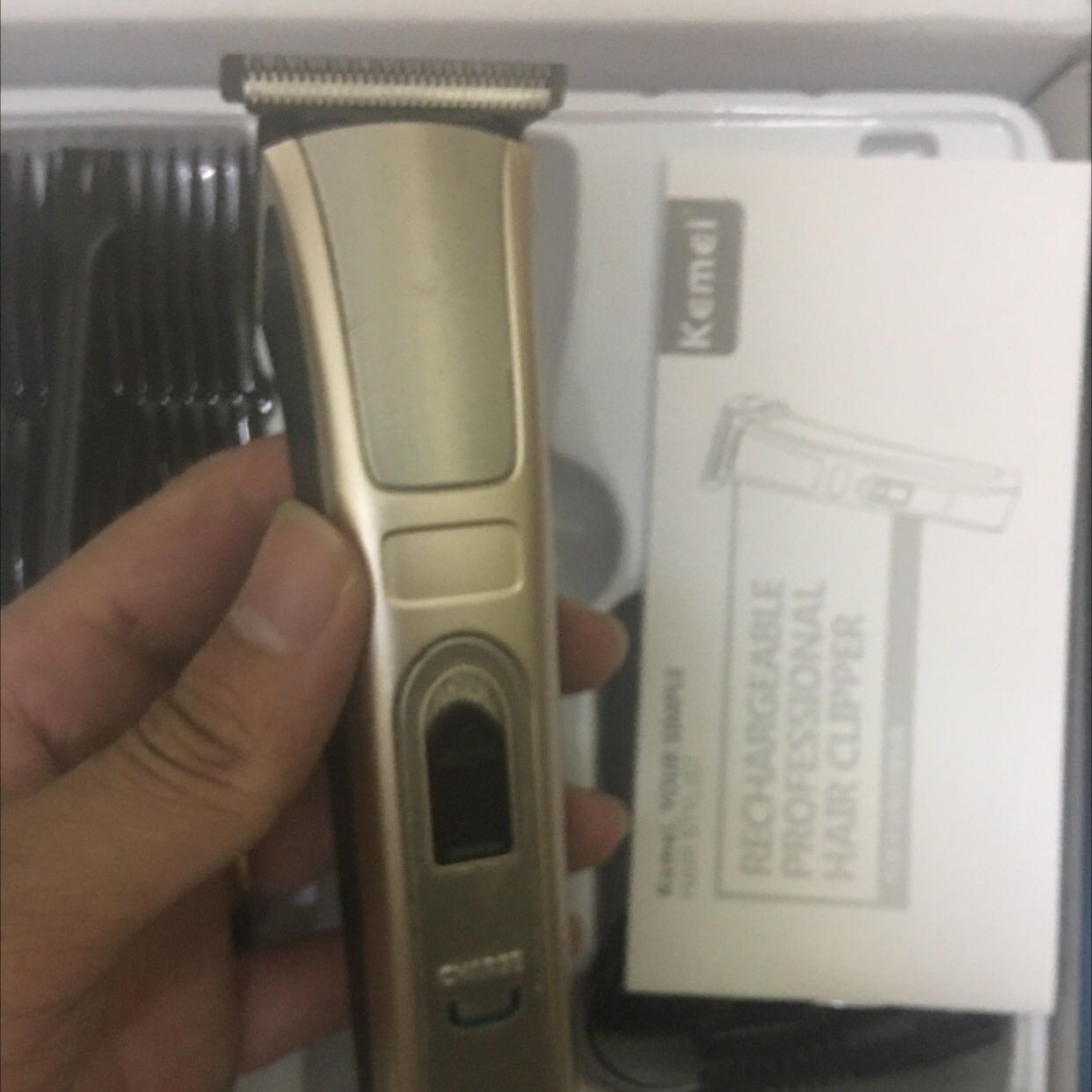 Nhận hàng đầy đủ như shop quảng cáo. Máy chạy khoẻ cầm chắc tay. Thíhc nhất ở tông này lưỡi sát cắt sát da cũng đk luôn. Cảm ơn shop