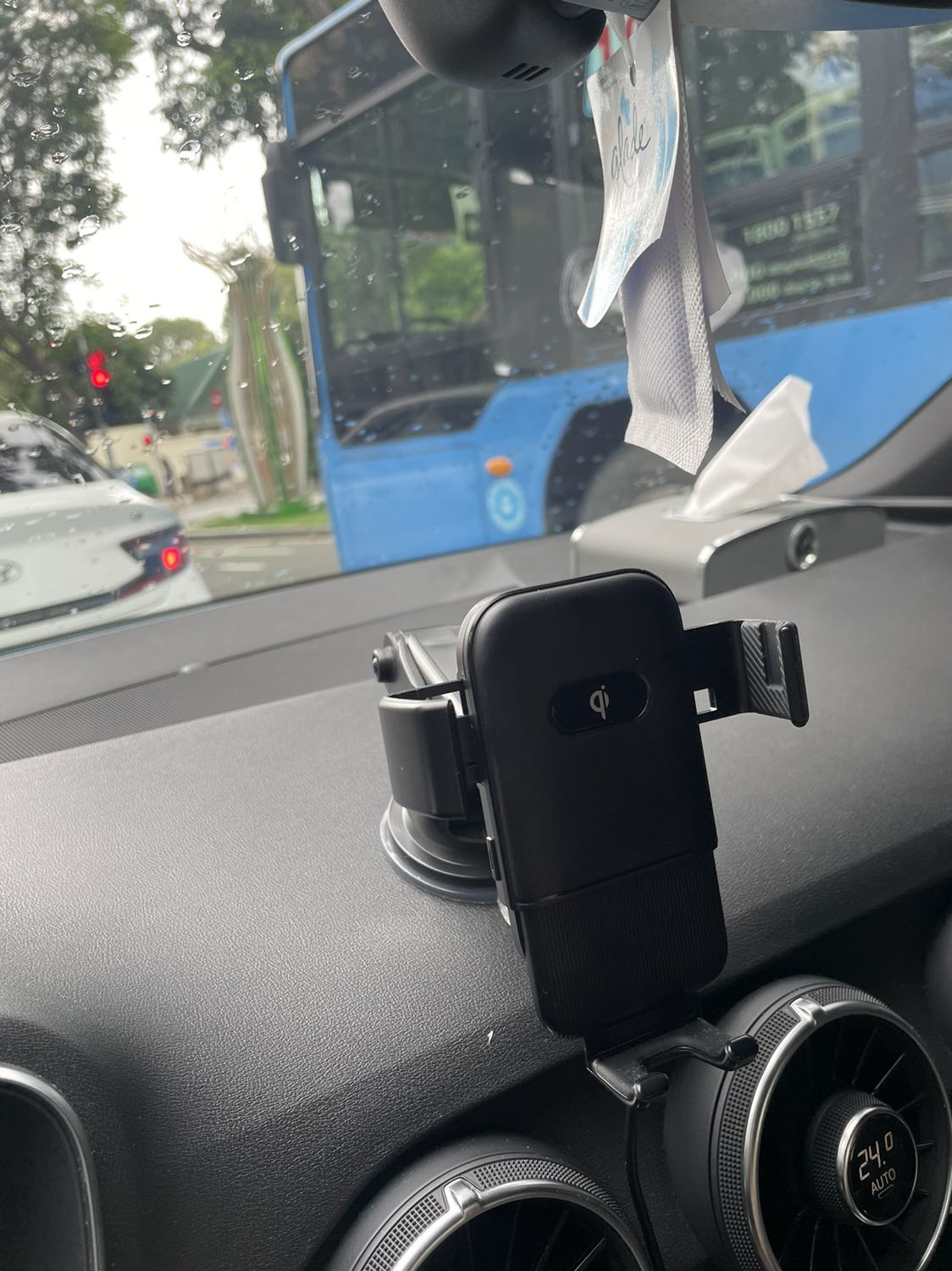 Cái cửa gió turbin của mình gắn ko vừa. May là có chân hút cũng chắc chắn. Gắn mấy bữa xài nhiều chưa rơi lần nào. Bỏ vào tự kẹp lại nhìn rất xịn sò. Nhưng mà phải luôn cắm dây. Nhiều khi mình muốn bỏ sợi dây ra cũng ko đc