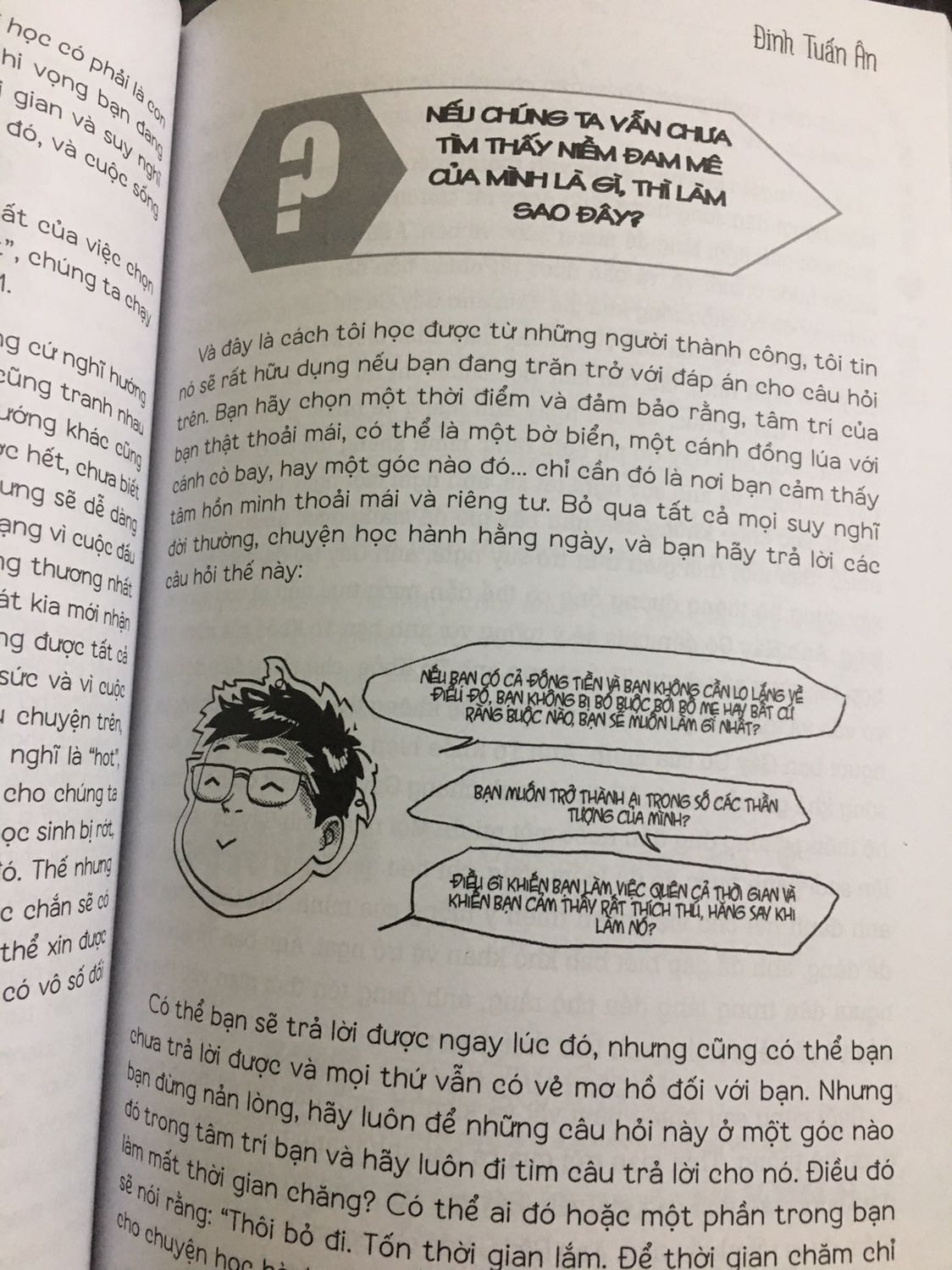 Tiki giao hàng nhanh, sách mới đẹp không bị cong hay vấn đề về chữ.
Về nội dung sách: Mình mua tặng em mình vì sang năm em thi Đại học. Trước khi tặng em mình có đọc hết được nội dung cuốn sách mình xin viết vài lời về nội dung cảm nhận riêng của mình. Sách được tác giả chủ yếu viết về con đường theo đuổi đam mê của tác giả cũng như là các dẫn chứng về những người thành công trên thế giới vì theo đuổi đam mê của mình. Sách không nói chủ quan là bạn nên theo ngành này ngành kia, mà tác giả muốn rằng bạn nên theo học ngành mà có thể giúp bạn có nền tảng (nền móng) vững chắc để tiếp tục theo đuổi đam mê của mình. Tóm lại một vài chương tác giả nói rằng chưa chắc theo đuổi đam mê sẽ làm bạn giàu có nhưng nếu theo đuổi đam mê của bạn thì sau này mỗi giờ phút bạn đi làm thì sẽ như là bạn đi theo đuổi đam mê của mình mỗi ngày chứ không phải là mỗi sáng thức dậy trong suy nghĩ mỗi người sẽ là “hôm nay lại phải đi làm, thật là một ngày tồi tệ”. Nội dung cuốn sách được tác giả lấy ví dụ nhiều dẫn chứng cụ thể của người nổi tiếng thành công trên thế giới. Tác giả cũng khuyên người đọc rằng nên hành động đưa Việt Nam có thể hội nhập với thế giới, hãy hết sức mình học và làm để có thể tốt hơn trong cuộc sống sau này. Nói chung là khuyên chúng ta nên theo đuổi đam mê chứ đừng nên vì người thân hay vì ngành này hot ngành kia dễ xin việc mà chọn chuyên ngành đó để sau này phải hối hận.
Đây là vài dòng cảm nhận của mình sau khi đọc sách, mong rằng một phần nào đó giúp các bạn đang còn phân vân về vấn đề chọn chuyên ngành cũng như các bạn sinh viên đang ngồi trên giảng đường một phần nào đó biết thêm thông tin để trước khi có quyết định mua sách. Mình cảm ơn! :)