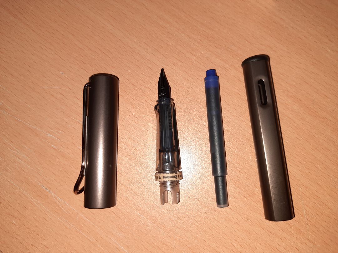 Bút Lamy rất chất lượng, dòng LX lại càng sang trọng nữa.
Lưu ý các bạn, nếu các bạn đang dùng ngòi F của safari, thì qua LX bạn nên chọn M thì nét mực mới tương đương nha, chọn LX ngòi F thì nét rất mảnh và viết hơi nhám. Mình phải mang ra hãng nhờ hỗ trợ đổi ngòi bút từ F sang M của cây LX đó (hình so sánh là ngòi M của LX với ngòi F  safari)