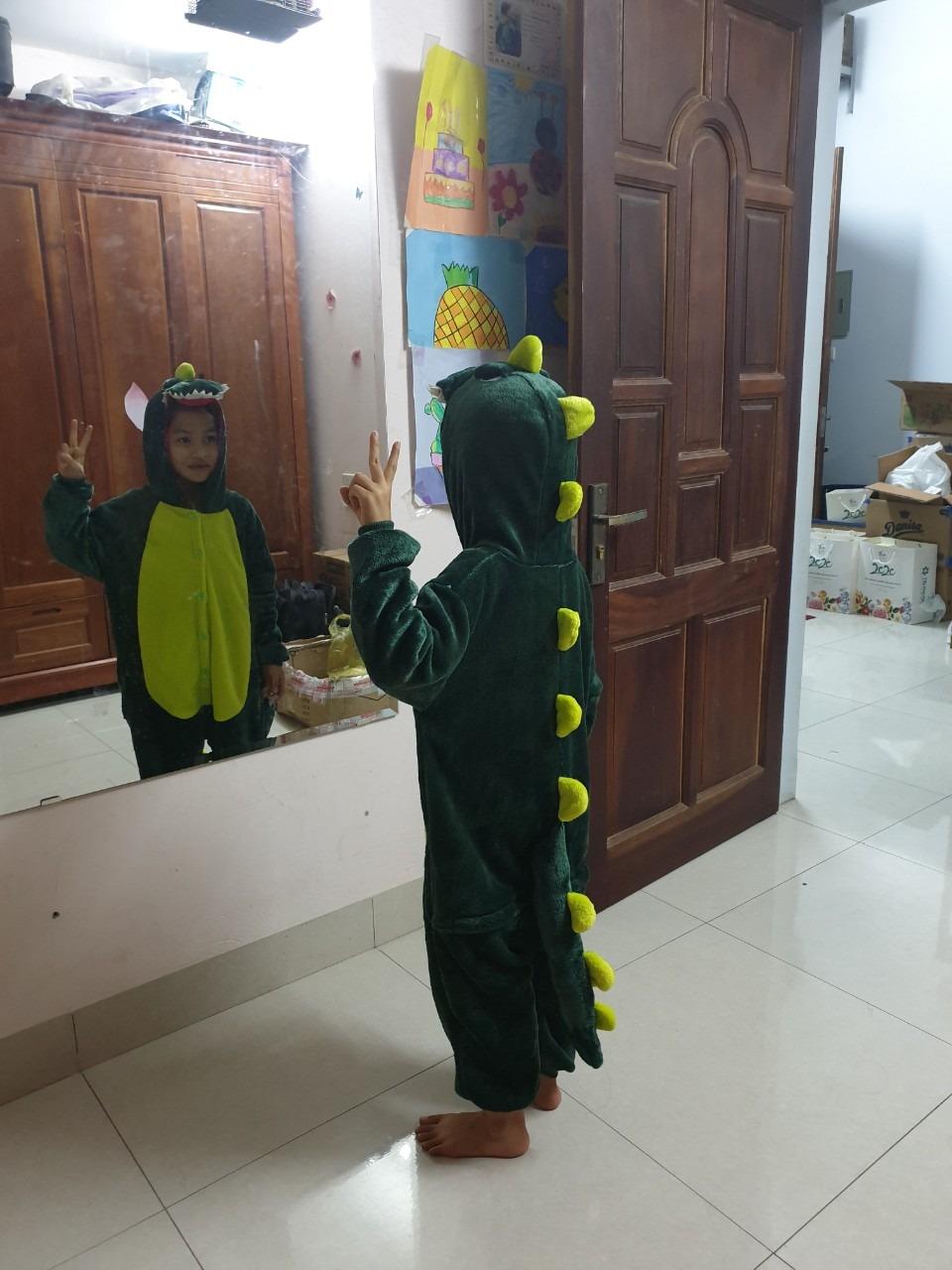 Chất vài dày, mịn, giá phải chăng, bé nhà mình rất thích, mùa đông mặc bộ này thôi cũng đủ ấm lắm rồi, bé mặc đi tung tăng khắp xóm, ai nhìn cũng thích, ngộ nghĩnh đáng yêu vô cùng, mọi người hỏi mua ở đâu, sẽ ủng hộ tiếp. Tiki giao hàng nhanh, đóng gói cẩn thận, xứng đồng tiền bát gạo , hi