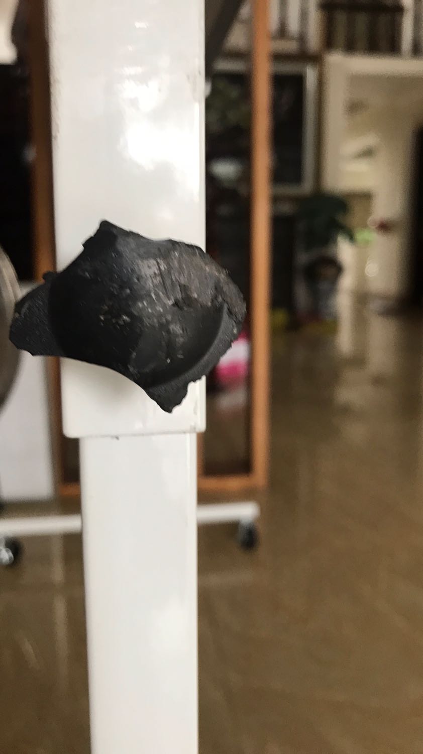 Bảng chắc chắn, đẹp. Tuy nhiên 1 con ốc dùng để gắn 2 chân bảng bị bễ, rất khó để mở ra hay vặn vào. Nhờ shop vui lòng gửi thay 1 con khác khác