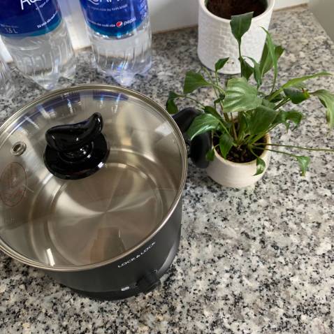 Sản phẩm rất đẹp, nhỏ nhắn và chắc chắn. Chỉ phù hợp cho ai sống 1 mình hoặc cùng lắm là 2 người, đông người hơn thì không nên mua. Hơi tiếc 1 điều là dây căm hơi ngắn, giá mà dài ra hơn 1 chút xíu nữa thì sử dụng sẽ tiện hơn.