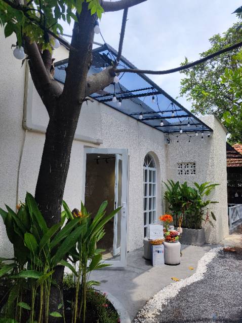 😎Hàng đóng gói rất đẹp. Quả nhiên người bán đã gửi gắm rất nhiều tâm tư và tình cảm trong lúc gói hàng. Hộp không có dấu hiệu bị móp, chứng tỏ bộ phận vận chuyển đã nâng như nâng trứng, hứng như hứng hoa. Xin nghiêng mình cảm ơn vì tất cả.