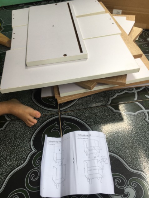 Mẫu đẹp như quảng cáo , chi tiết lắp ráp chưa đủ trong sách hương dẫn , phải tìm tòi thêm trên YouTube mới đủ . Ngăn dưới kéo ra thì vướng ốc lắp ráp , không trơn tru lắm .