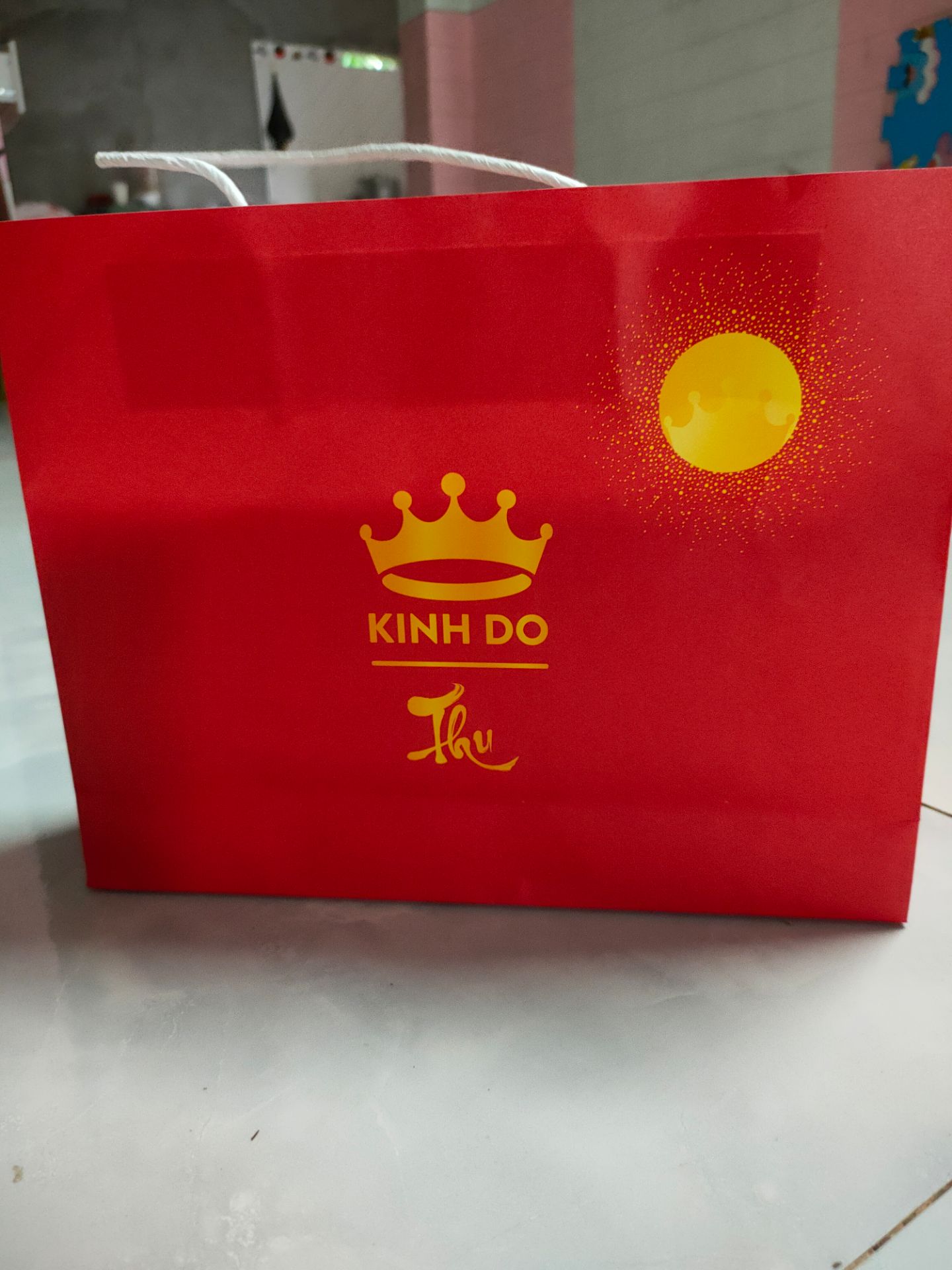 bánh trung thu kinh đô ngon tuyệt, ăn vừa mềm, lại ngọt vừa, bé rất thích ạ. Giao hàng lại nhanh chóng, bé không phải chờ lâu, hộp đóng gói rất đẹp, cẩn thận, có thể làm quad biếu, tặng ạ