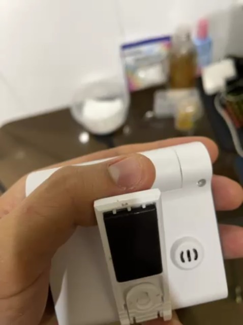 Thiết bị tuy đầy đủ chức năng, nhưng nhựa khá ọp ẹp. Phần nắp đậy pin, không thể đậy được khi cho pin vào.