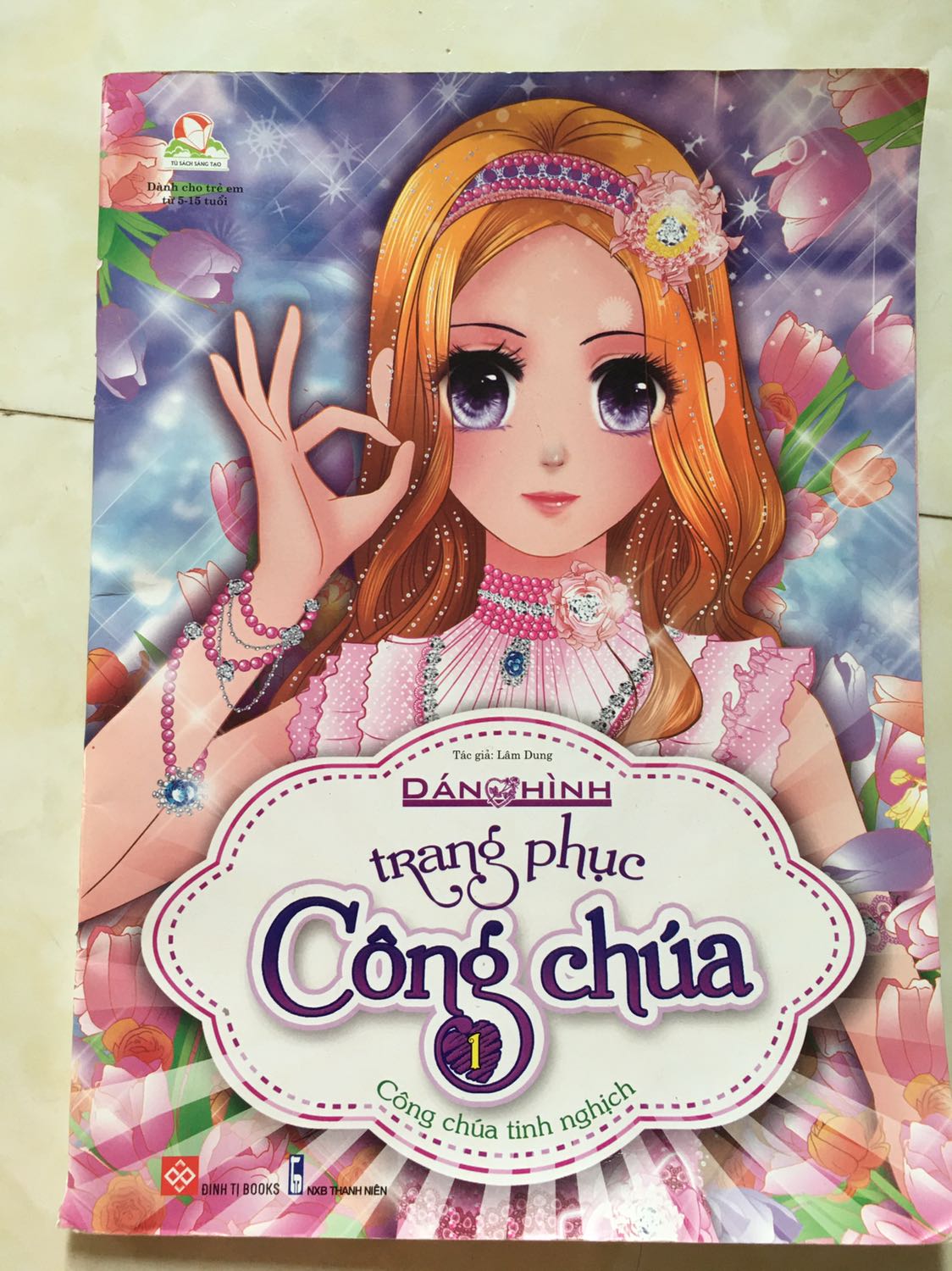 Sách hình dán công chúa đẹp y hình! Bé nhà mình thích lắm! Đang rối rít xin mẹ mua thêm những cuốn tương tự ở trang cuối! Hì! Sách này chắc bé nào cũng thích