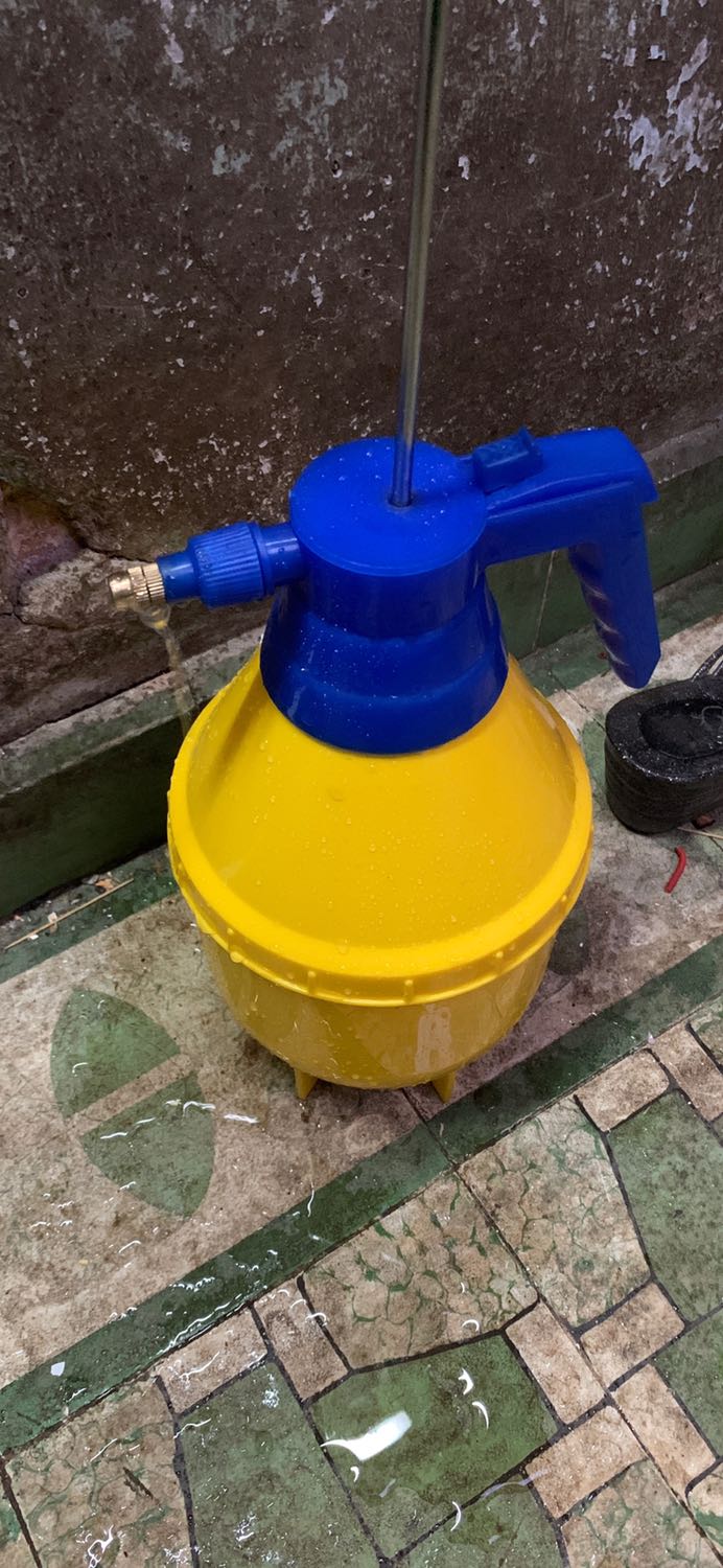 Bình xịt bị lỗi không xài được chưa bấm nút mà nước đã tự xịt