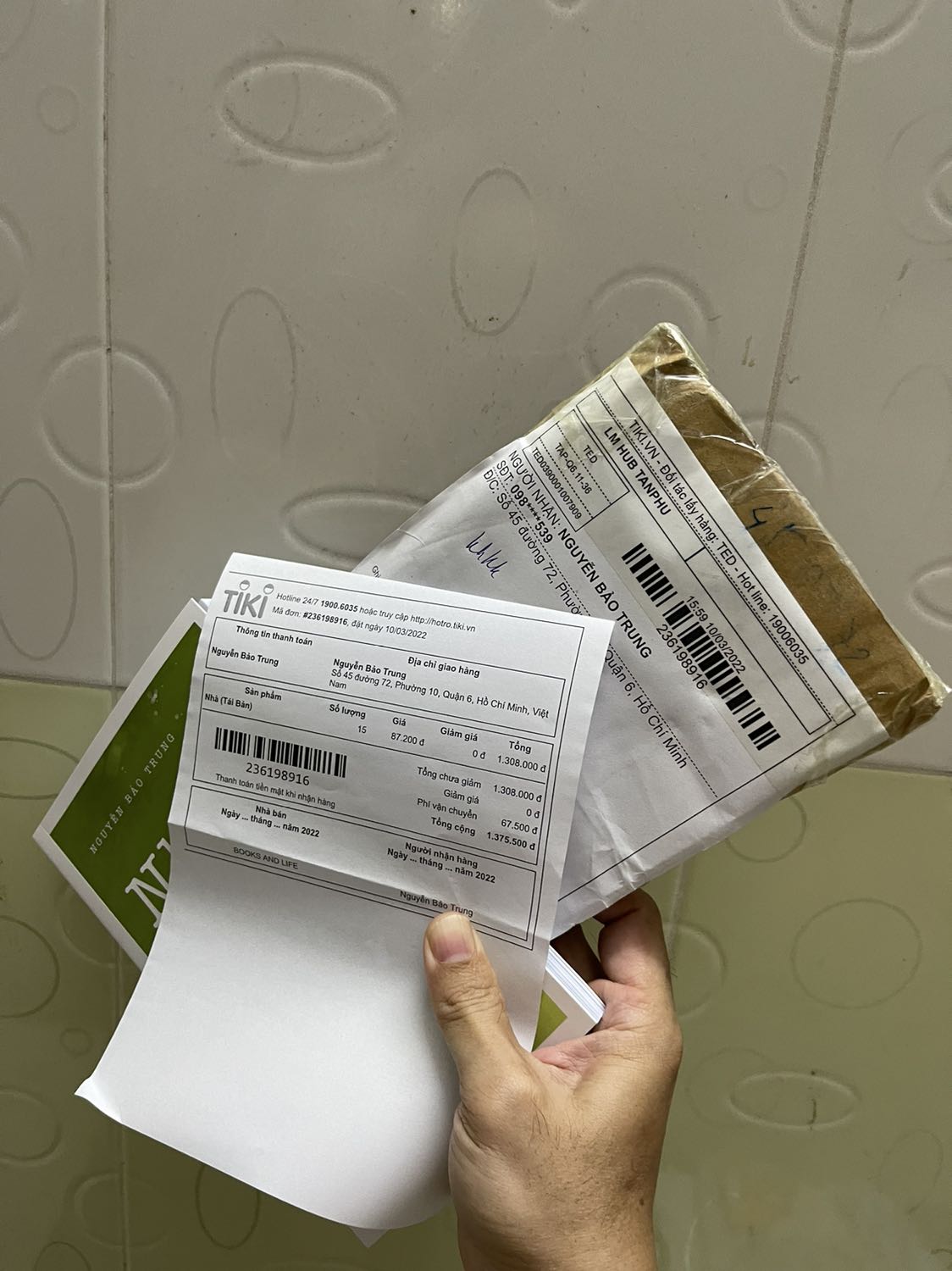 Bên Books and life đã giao thiếu sót cho tôi. Tôi đặt 15 cuốn Nhà nhưng giao có 1 cuốn. Ba tôi già không biết đã thanh toán tiền hết. Mong Books and Life giao lại.