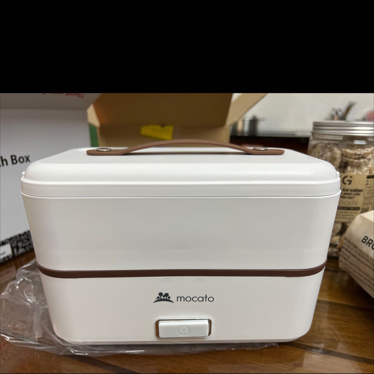 Sản phẩm được đóng gói rất chắc chắn và cẩn thận. Màu rất đẹp và trông sang lắm! Các khay bên trong cũng được bọc kín và sạch.