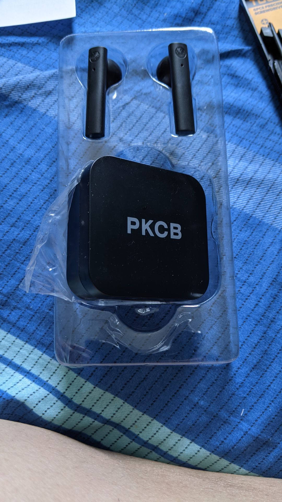 Hàng gói kỹ 
Nhưng có ai có thể giải thích giúp mình không. Dock sạc 100% sạc 2 tai nghe thì 15p hết pin dock sạc và tai nghe cũng chả đầy pin
- Sorry Shop buổi trưa chưa sạc dock sạc nhưng đã đánh giá quá vội. Sau khi sạc lại và nghe lại thì tôi có đánh giá như sau
+ Tai nghe ổn trong tầm giá 300K nhưng nếu để giá gốc 900K thì CỰC MẮC. Bass đầm, chất âm khá tốt, nhưng khi nghe bài nào vocal nặng sẽ rất chói và khó chịu 1 bên tai
+ Âm thanh siêu lớn luôn, âm lượng 50% của nó đã bằng 80% tai nghe khác. Pin để âm lượng 50% thì nghe được trung bình cỡ 3h hơn nhé. Dock sạc thì khá mỏng manh và ọp ẹp. Dock sạc thì sạc được tai nghe cỡ hơn 2 lần
+ Nói chung trong tầm giá tôi mua đc vs giá 255K thì hoàn toàn tuyệt vời vs 1 tai nghe như vậy
+ Tôi chỉ cho 4 sao vì dịch vụ theo tôi là khá tệ. Khi trưa tôi thấy tai nghe mình như vậy, nhắn tin Shop nhưng từ trưa đến tận giờ hơn 6 tiếng vẫn không ai phải hồi tôi được 1 câu, kiểu như không thèm quan tâm mặc dù tôi thấy dấu tick có online.