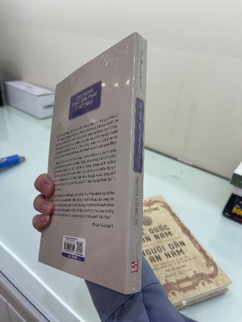 Cả 4 cuốn sách mình mua của Shop này đều còn nguyên seal đóng gói rất cẩn thận , nhiều xốp bảo vệ đến khó tin , mình rất hài lòng 
Sẽ ủng hộ tiếp . Chú ý giao hàng nhanh 1 chút thì tuyệt vời hơn nữa